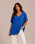 SOFÍA | BLUSA AZUL CÓMODO Y ELÁSTICO CON CUELLO EN V