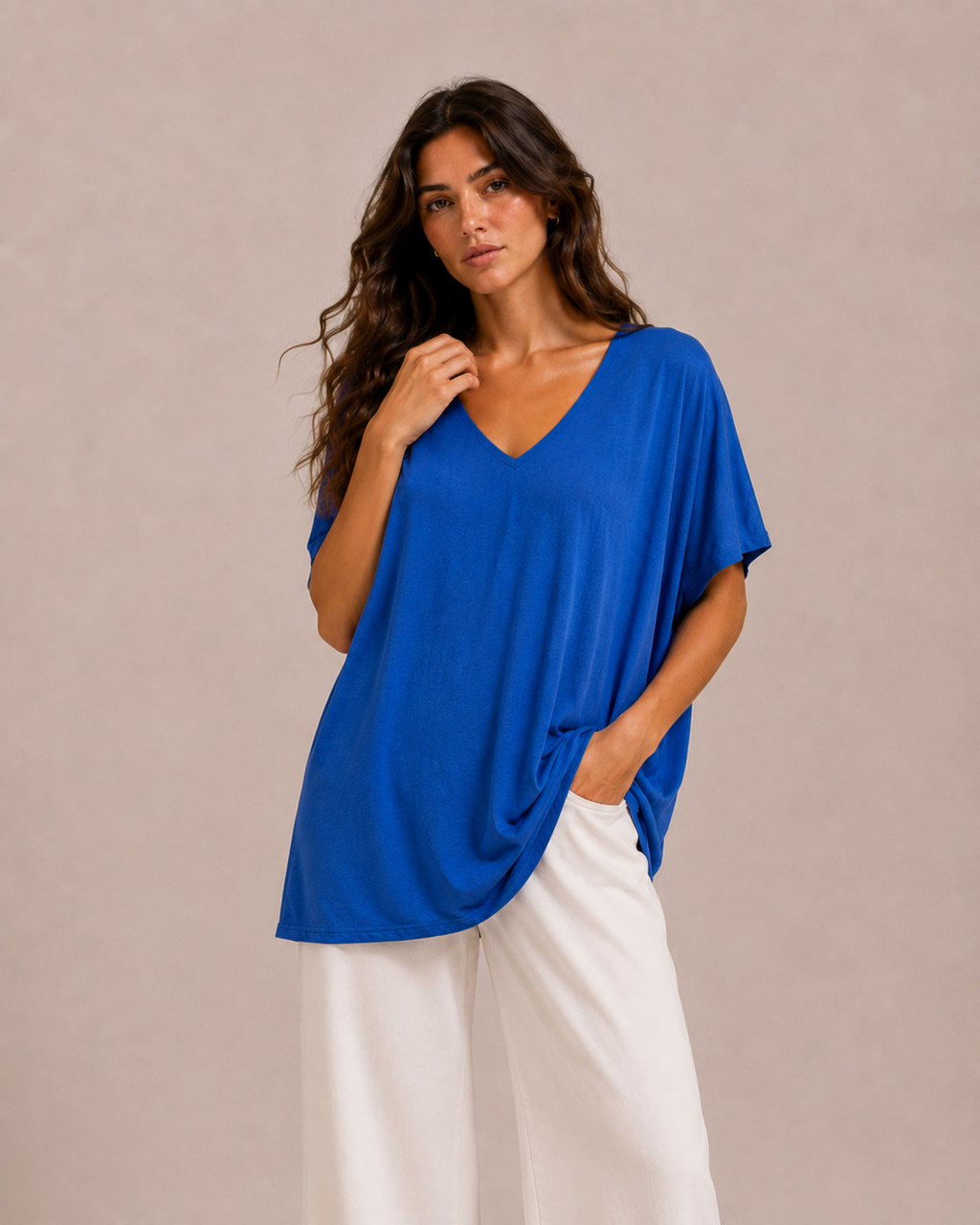 SOFÍA | BLUSA AZUL CÓMODO Y ELÁSTICO CON CUELLO EN V