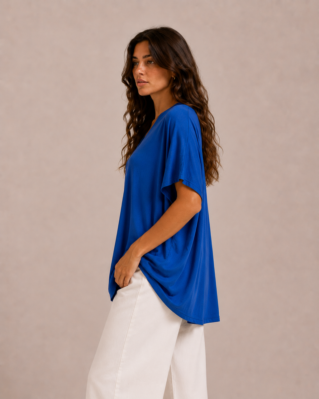 SOFÍA | BLUSA AZUL CÓMODO Y ELÁSTICO CON CUELLO EN V
